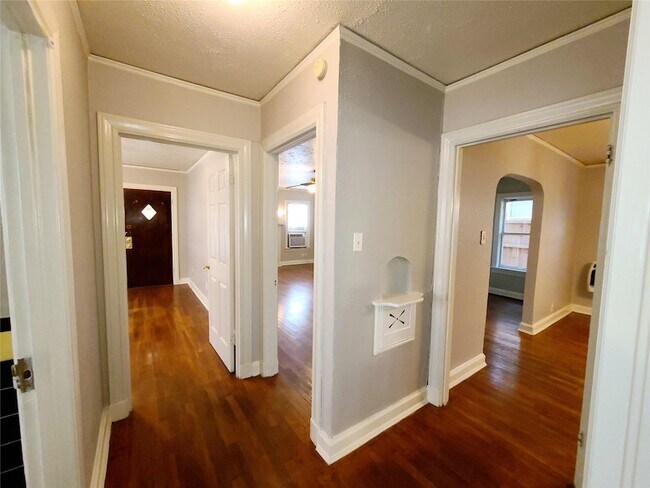 Building Photo - 5707 Ross Ave