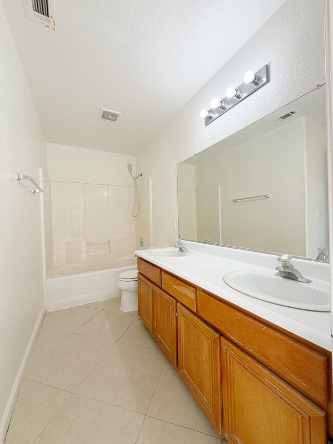 Building Photo - 593 Old W Ct