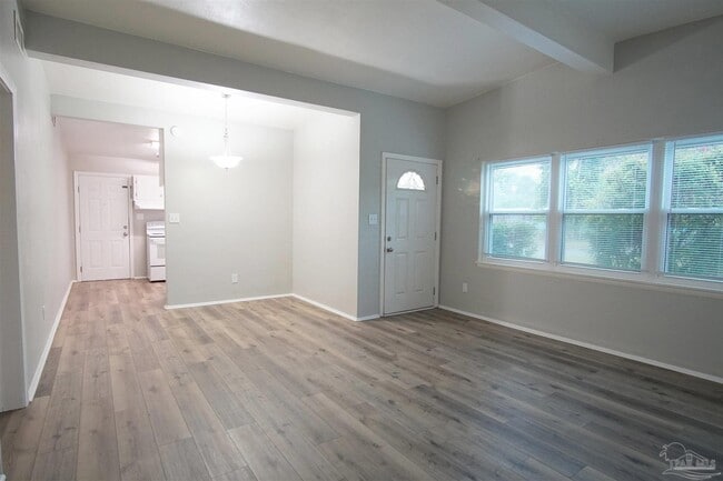 Building Photo - 160 Vassar Dr