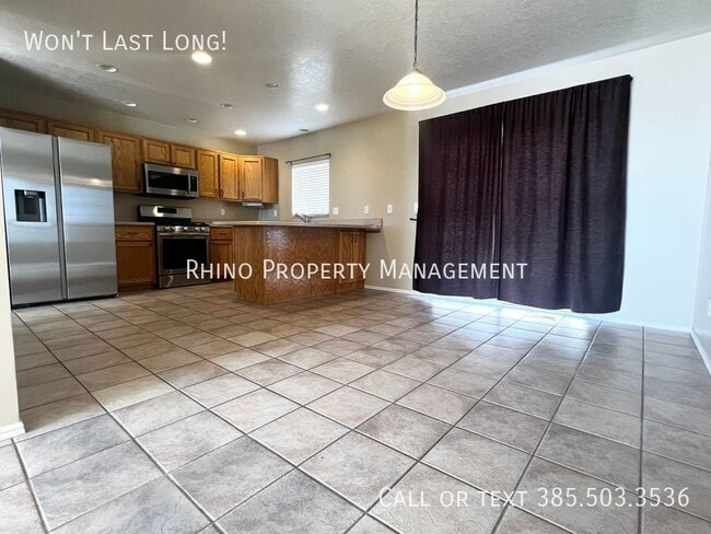 Building Photo - 460 E 3650 N