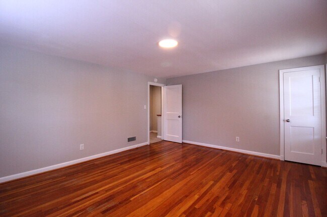 Building Photo - October FREE On This 2 Bedroom 1 Bath Dupl...