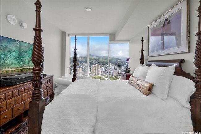 Building Photo - Spectacular 3 bedroom 3 bath Penthouse in the Kakaako Area