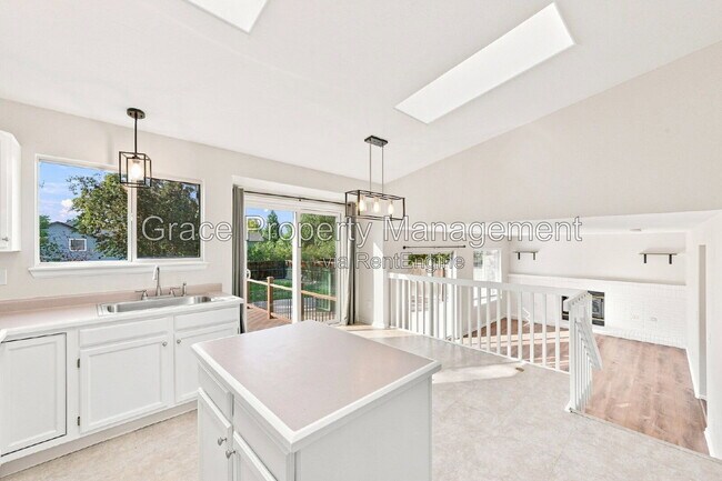 Building Photo - 16041 Bluebonnet Dr