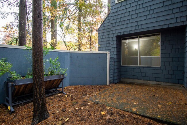 Building Photo - Super Saver Special! Nicely Updated Lake Oswego 1Bdr w/Fireplace, Dishwasher, W/D & Patio!