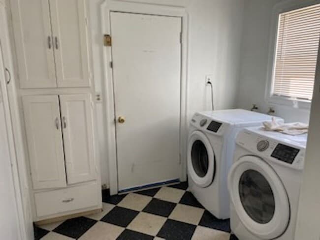 Building Photo - 2 Bedroom / 1 Bath