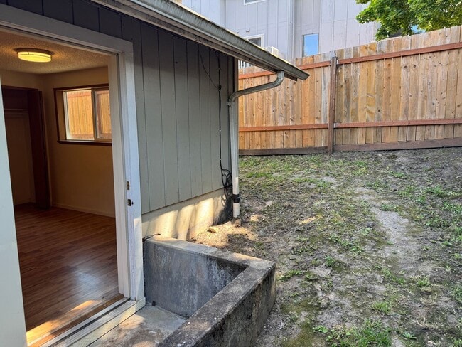 Building Photo - Charming 2-bedroom, 1-bath duplex in Springfield, OR