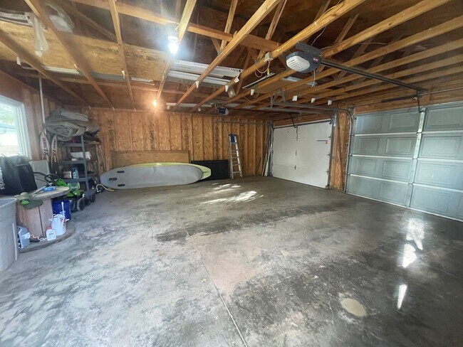 Building Photo - 3 bedroom 2 bathroom lake house for rent!