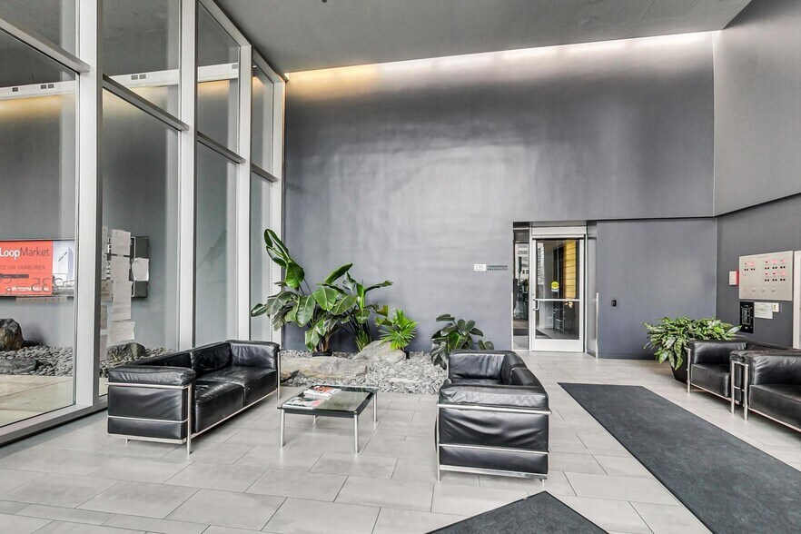 Lobby - 235 W Van Buren St