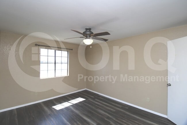 Building Photo - 533 W Guadalupe Rd