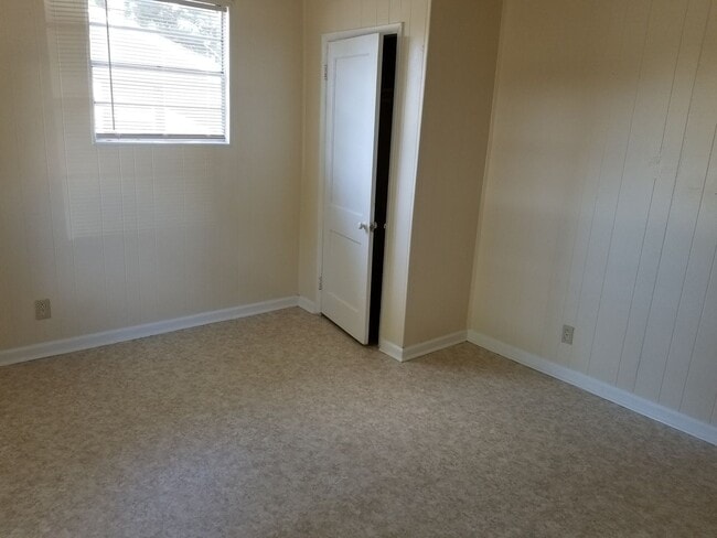 Building Photo - 2 Bedroom and 1 bath Central air and heat