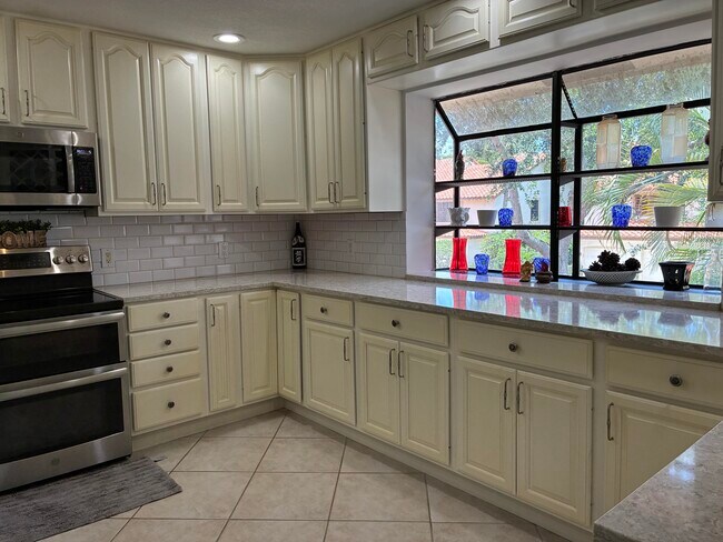 Building Photo - 7895 La Mirada Dr