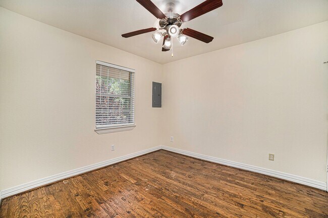 Building Photo - Charming, turnkey apartment near Oak Lawn ...
