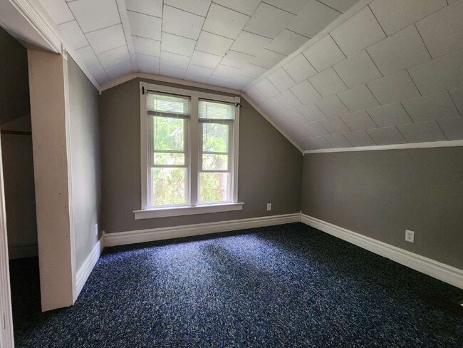 Building Photo - Charming 3 Bedroom Character home.