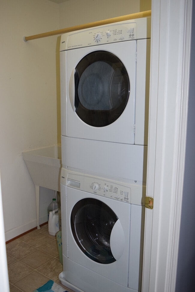 Building Photo - 2500 Eastbourne Dr