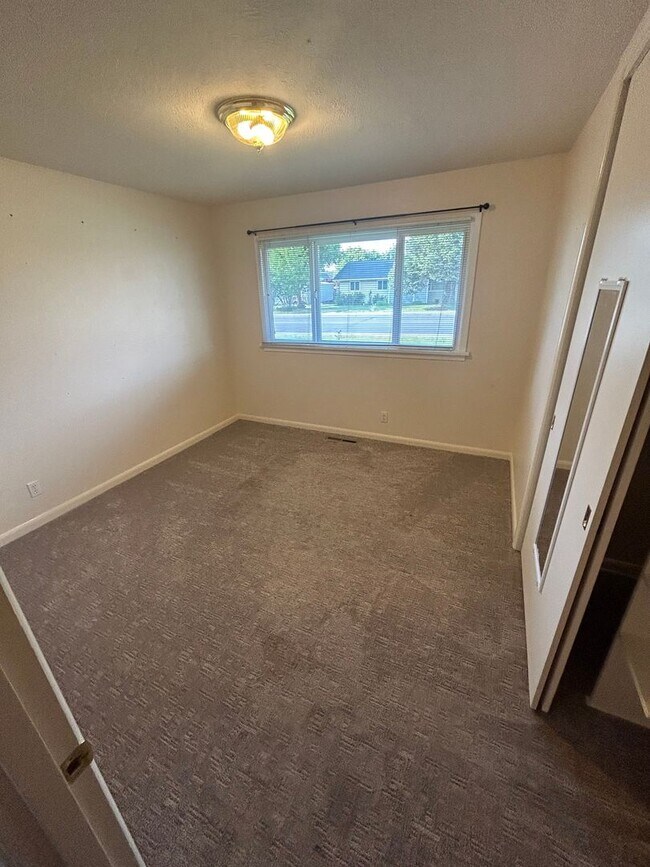 Building Photo - 4 Bed/2Bath home with large yard near scho...