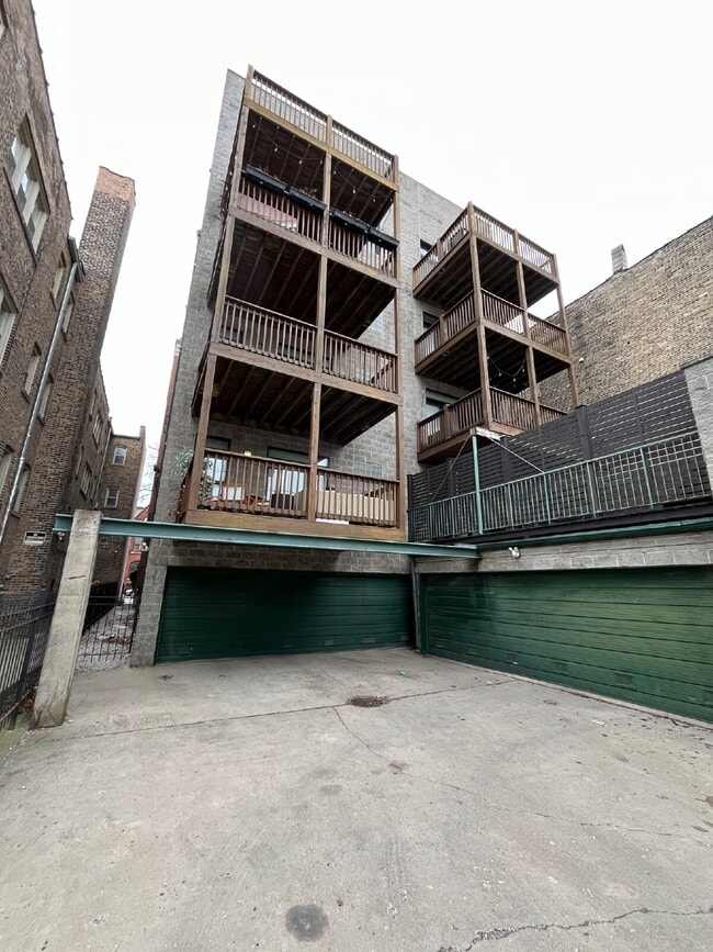 Building Photo - 3-Bed Urban Retreat with Fireplace & Granite Touches in Lincoln Park