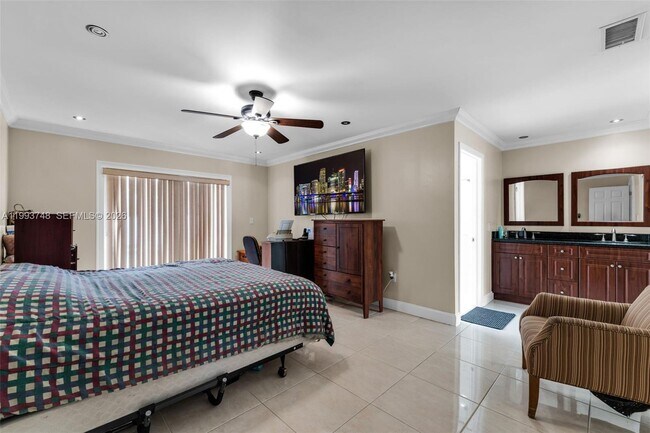 Building Photo - 10290 SW 145th Pl