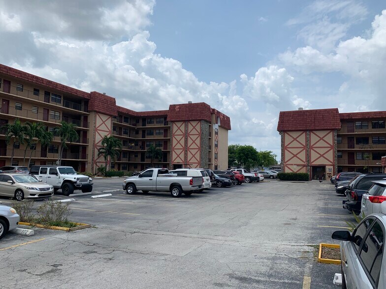 Building Photo - 1335 W 68th St