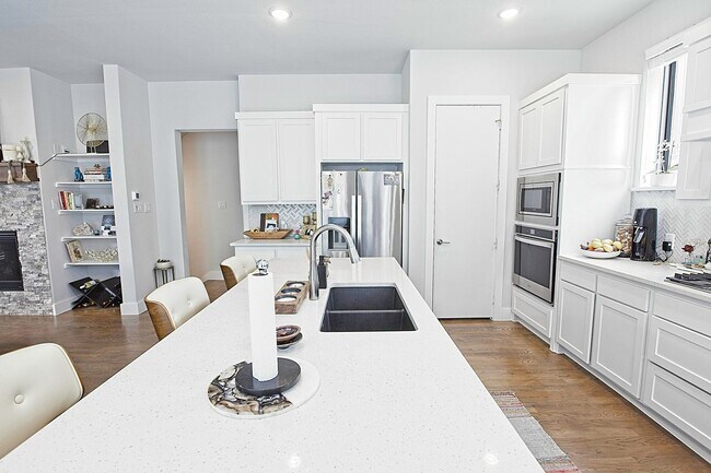 Building Photo - Dallas Gated Corner Townhome