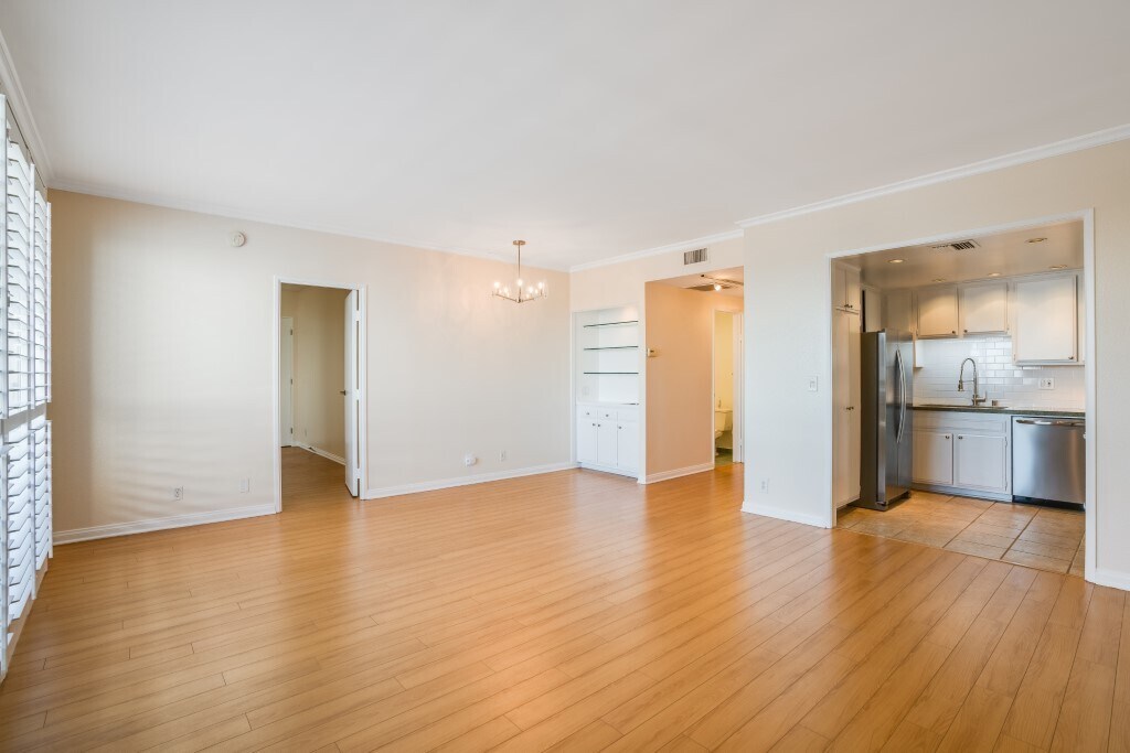 Building Photo - 321 S San Vicente Blvd