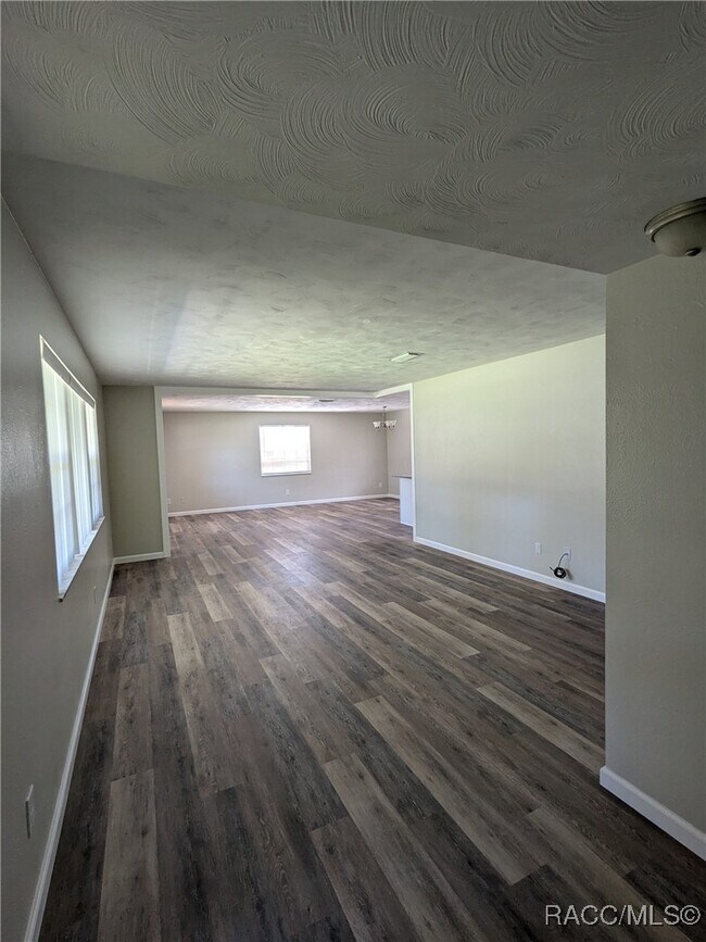 Building Photo - 35433 Crescent Dr