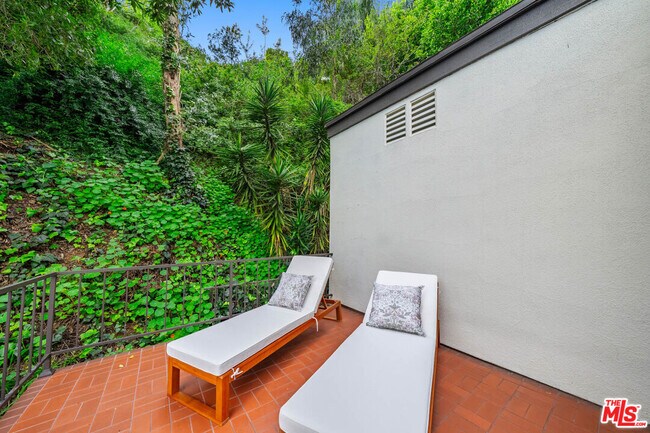 Building Photo - 9305 Beverlycrest Dr