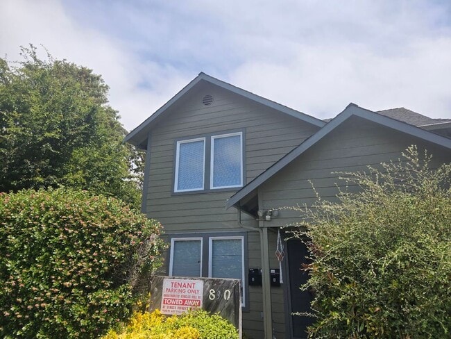 Building Photo - 830 Crescent Way