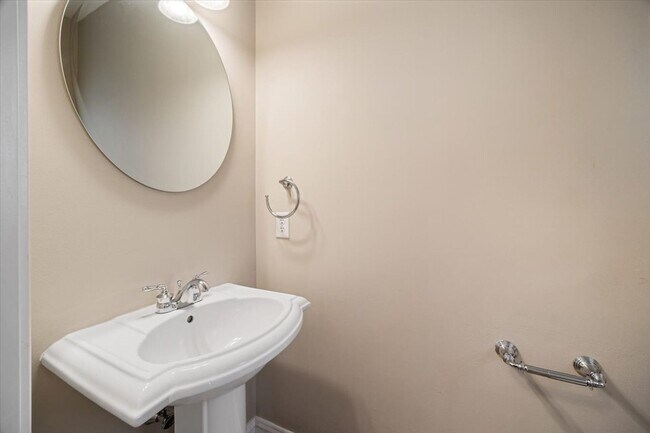 Building Photo - 1938 Tudor Court