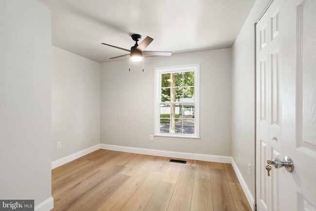 Building Photo - 15950 Alameda Dr