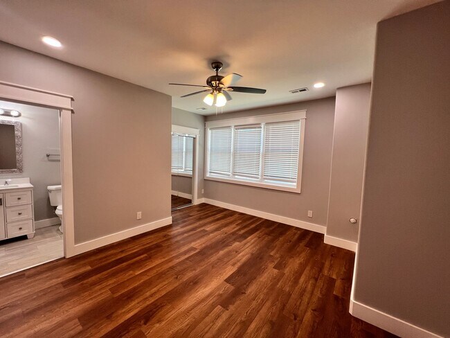 Building Photo - 6 Bedroom in Fort Sanders w/ Ensuite Bathr...