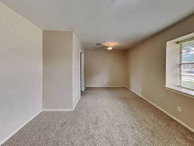 Building Photo - 758 E Princeton Ln