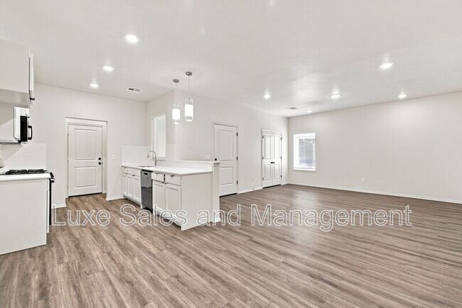 Building Photo - 10912 Oak Hollow Dr