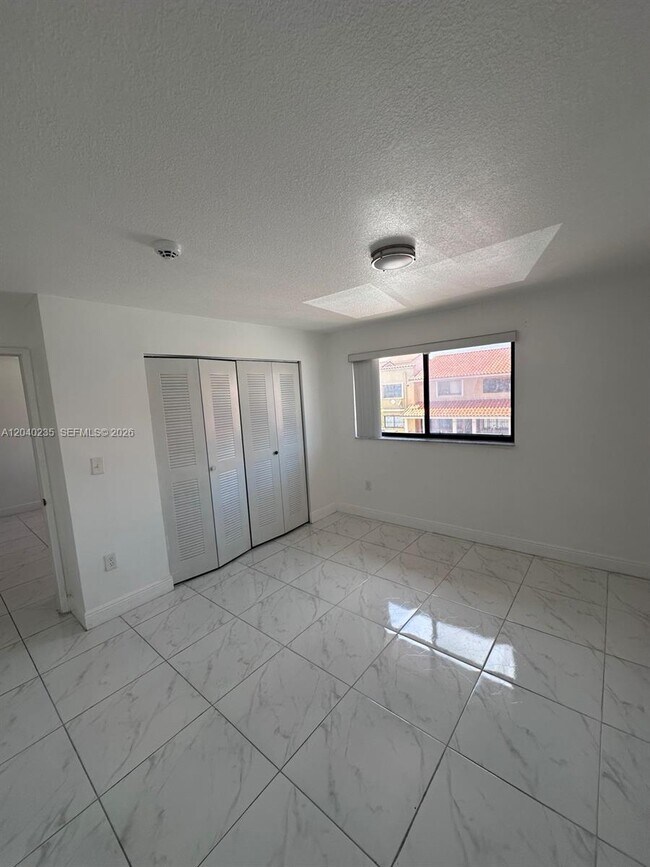 Building Photo - 2740 W 61st St