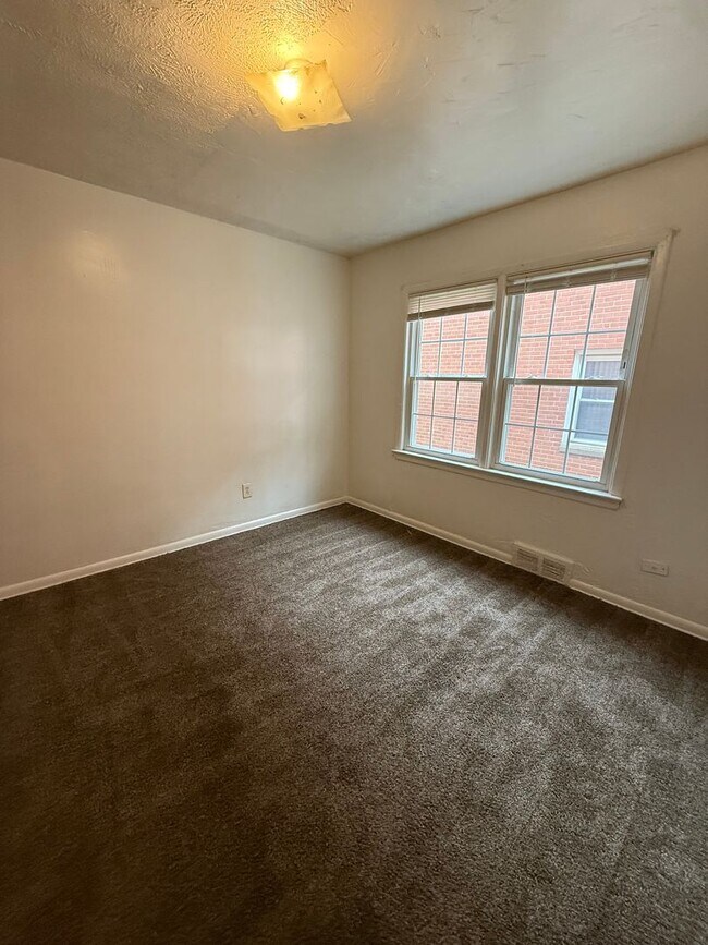 Building Photo - 3bd DOWNSTAIRS DUPLEX Shaker Section 8/Cas...