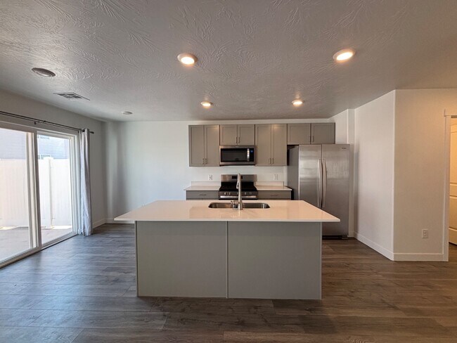 Building Photo - 381 W 2025 N