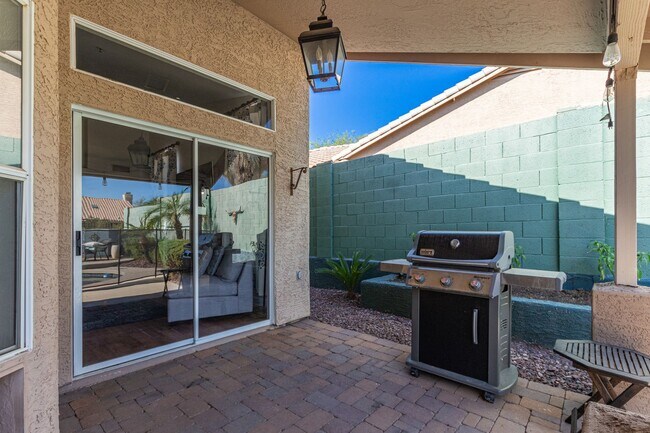 Building Photo - Come Settle In — This Scottsdale Gem Is Re...