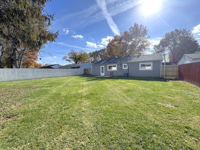 Building Photo - 5200 Mapleridge Dr