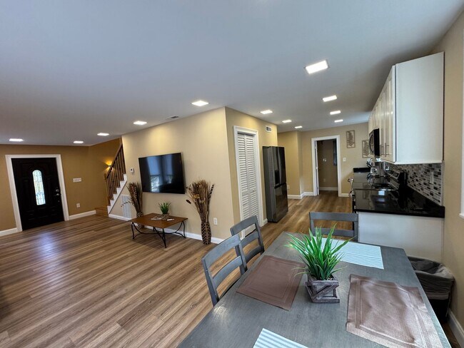 Building Photo - FIRST MONTH OF RENT FREE!!!!!!