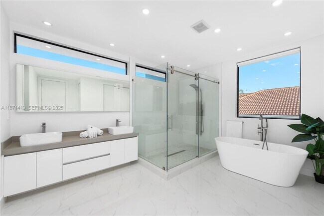 Building Photo - 5420 SW 72nd Ave