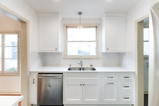 Building Photo - 1064 S Genesee-