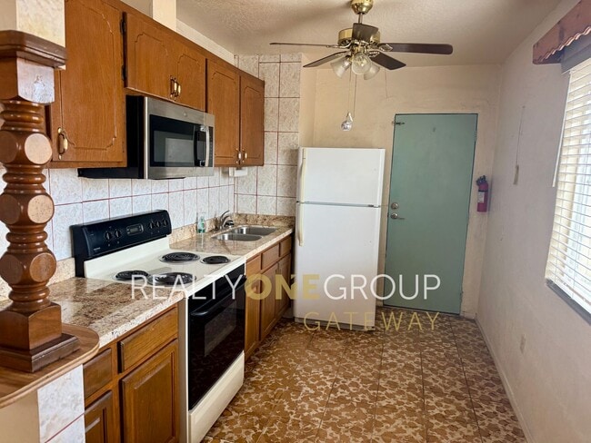 Building Photo - Compact 2 Bedroom 1 bath home with parking...
