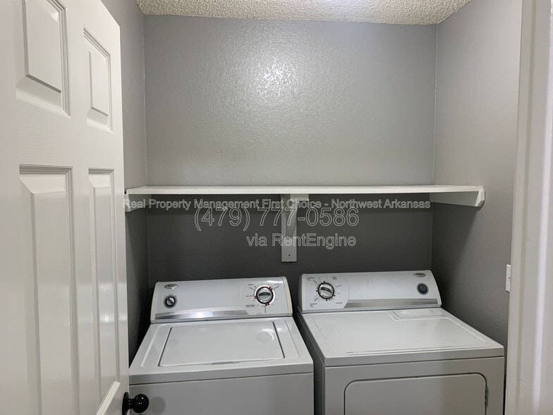 Building Photo - 509 E Pinion St