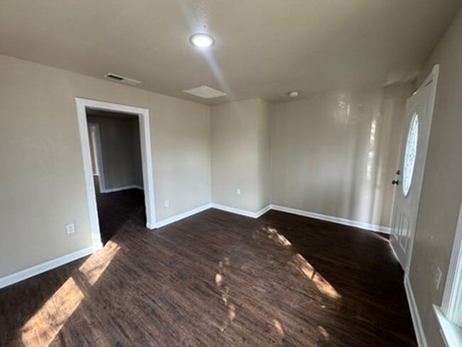 Building Photo - 3 Bed / 2 Bath Home in South San Antonio – Easy Access to I-10 & I-37