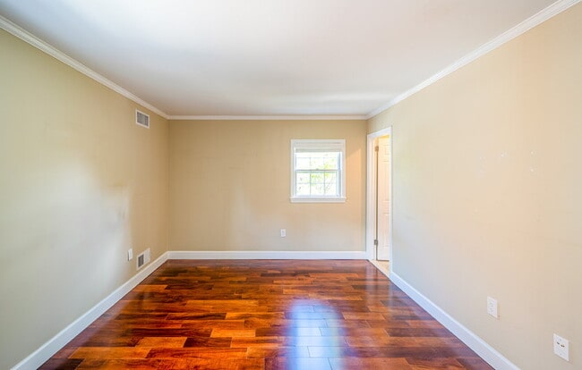 Building Photo - Charming End Townhouse in Prime North Old Town Location