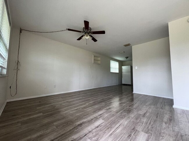 Building Photo - 9317 Goldenrod Rd
