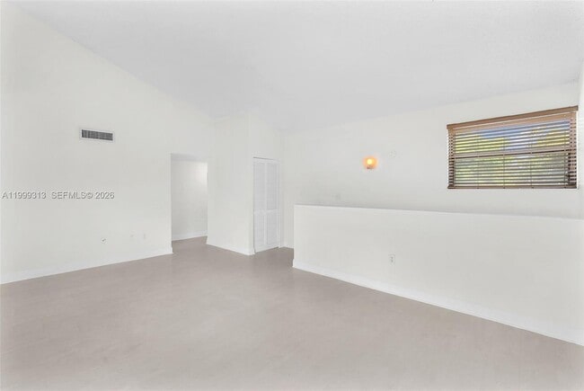 Building Photo - 685 W Park Dr