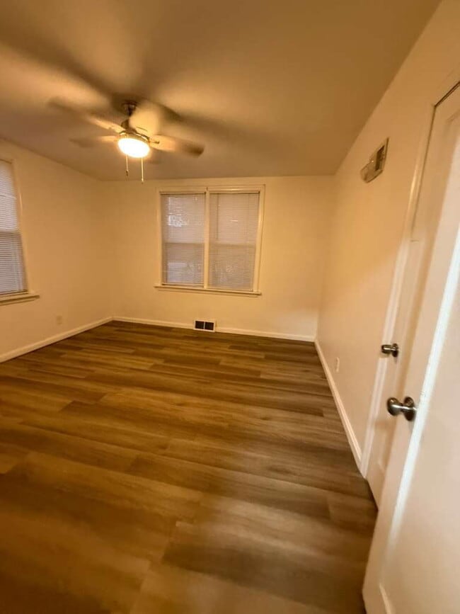Building Photo - "Cozy 2-Bedroom, 1 bath Retreat with Fireplace Charm!"  One car garage, section 8 ok.