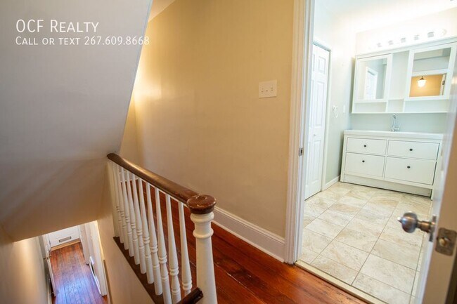 Building Photo - 2211 Bainbridge St