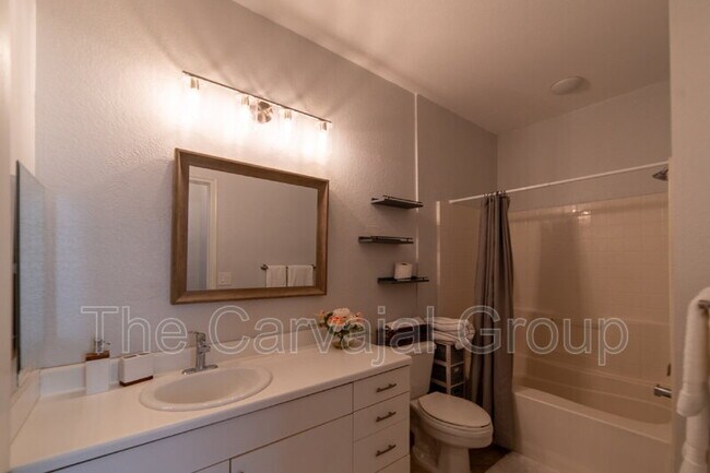 Building Photo - 860 N Orange Ave