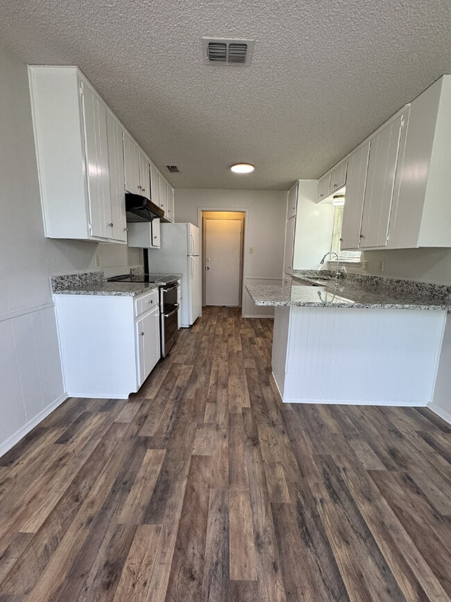 Building Photo - Two bedroom 1 bath with great space on qui...